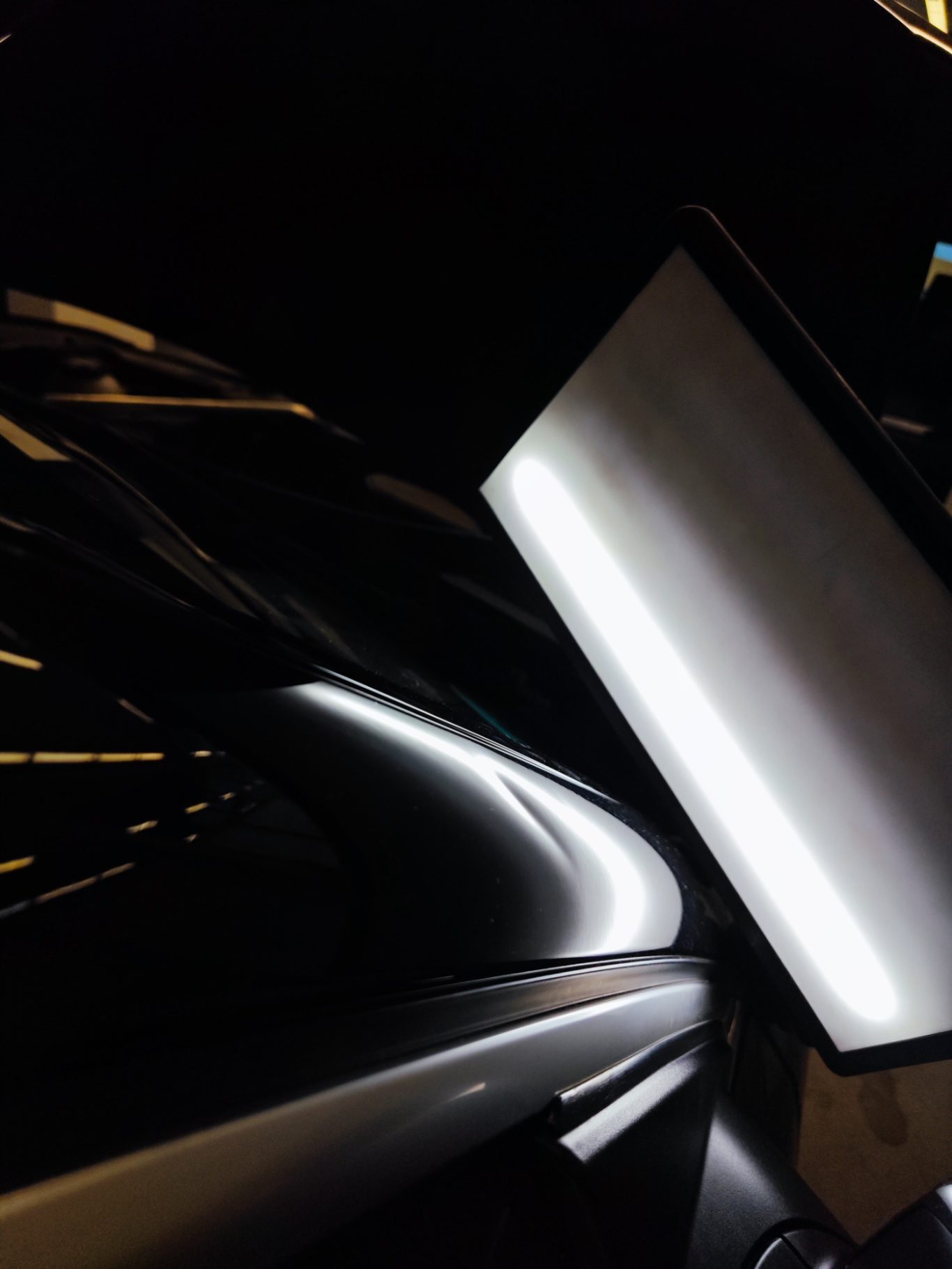 VW Passat Dachholm vorher Reflektierende Oberflächen und ein Bildschirm auf schwarzem Hintergrund.