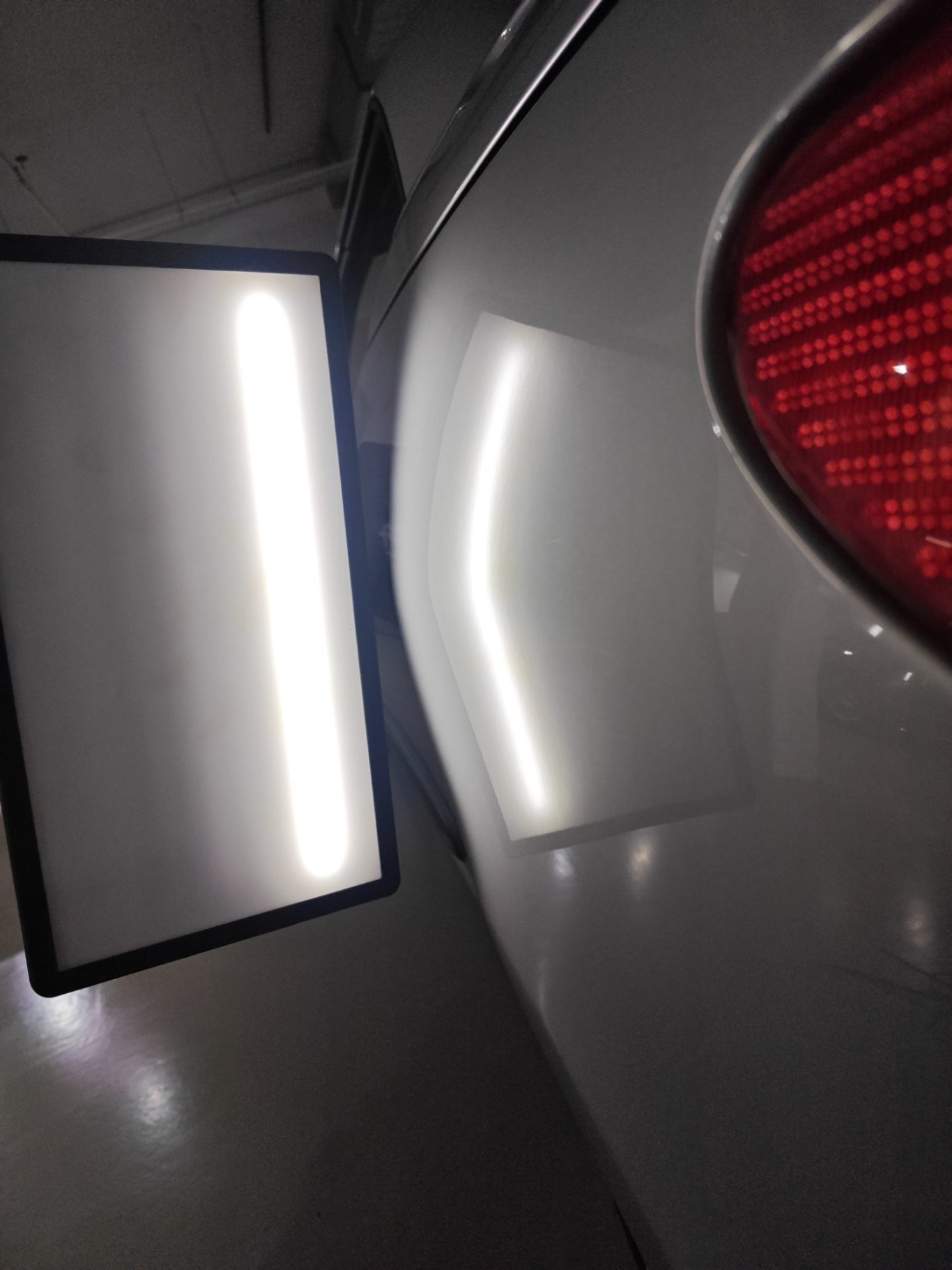 Peugeot 206 CC Seitenwand nachher Nahaufnahme eines Autos mit silbernem Karosserieteil und rotem Rücklicht.