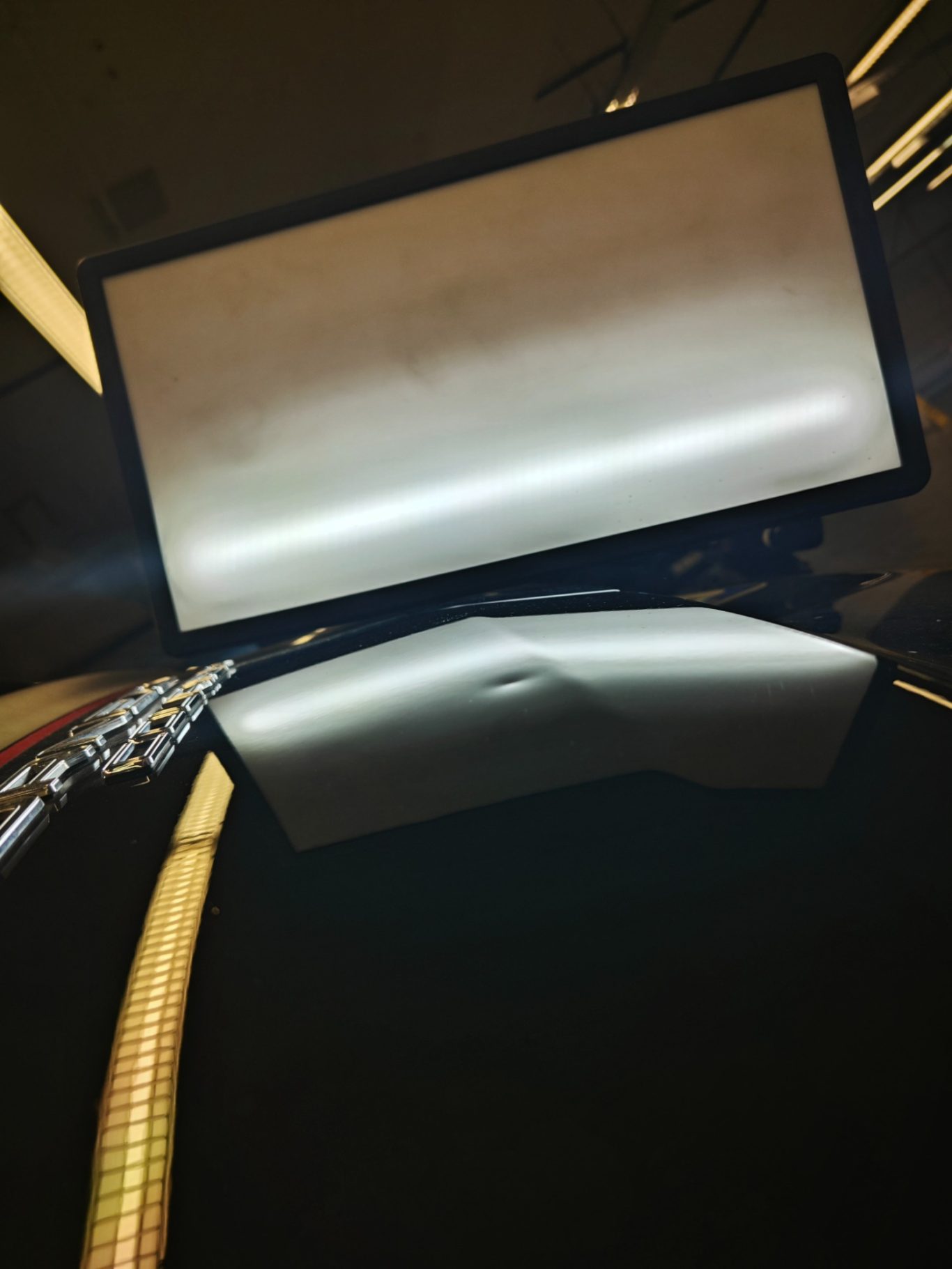 Ford Courier Heckklappe vorher Reflektierende Oberfläche mit einem Monitor und unscharfen Lichtzeugen.
