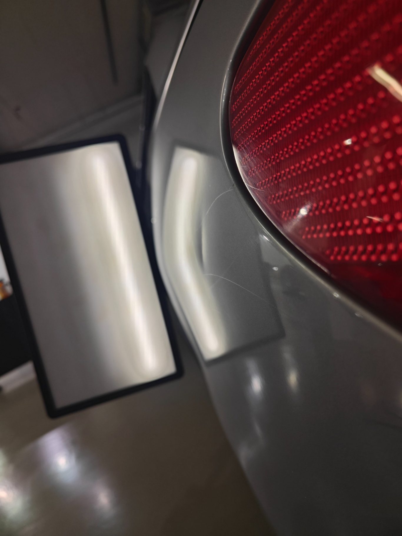 Peugeot 206 CC Seitenwand vorher Nahaufnahme eines Autos mit silbernem Karosserieteil und rotem Rücklicht.