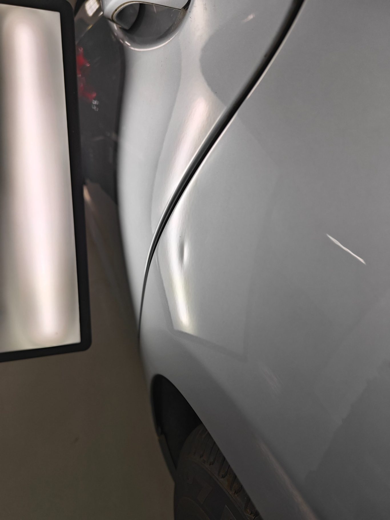 BMW 5er Seitenwand vorher Die Seite eines Autos mit einer Kante und einem Reifen im Vordergrund.